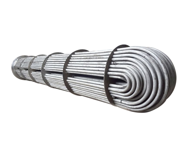 <b>U型管換熱器在換熱器中是唯一適用于高溫、高壓和高溫差的換熱器，特點(diǎn)如下： 1.以U型換熱管尾端的自由浮動(dòng)解決溫度差壓力，可用于高溫差，完全可以代替螺旋板換熱器； 2.只有一塊管板，加之法蘭的數量也少，故結構簡(jiǎn)單而且泄漏點(diǎn)少； 3.可以進(jìn)行抽芯清洗； 4.管板焊縫采用全自動(dòng)管板氬弧焊，美觀(guān)的同時(shí)保證質(zhì)量； 5.管程流速太高時(shí)，將會(huì )對U型彎管段產(chǎn)生嚴重的腐蝕，影</b>