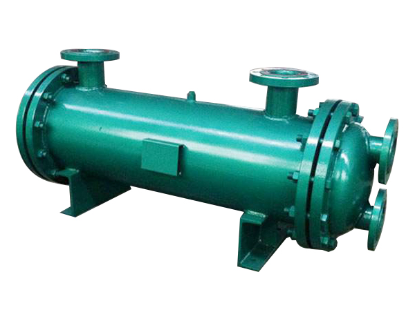 <b>管殼式換熱器又稱(chēng)為列管式換熱器。是以封閉在殼體中管束的壁面作為傳熱面的間壁式換熱器。這種換熱器可用各種結構材料（主要是金屬材料）制造，能在高溫、高壓下使用，結構簡(jiǎn)單、造價(jià)低、流通截面較寬、易于清洗水垢；但傳熱系數低、占地面積大。 管殼式換熱器有固定管板式汽-水換熱器、帶膨脹節管殼式汽-水換熱器、浮頭式汽-水換熱器、U形管殼式汽-水換熱器、波節</b>