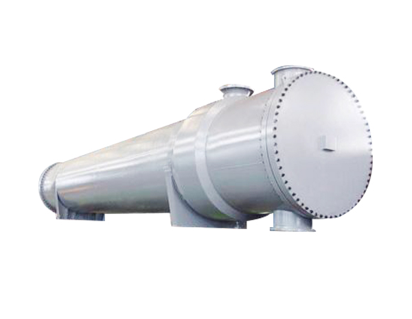 <b>目前，隨著(zhù)我國石油、化工、制藥、輕工業(yè)的蓬勃發(fā)展，各行業(yè)對冷凝設備的需求量越來(lái)越大，大型多效蒸發(fā)裝置隨著(zhù)處理量的增大對冷凝器的處理量要求也不斷增大，目前，國內現有的板式冷凝器已經(jīng)不能滿(mǎn)足特大型多效低溫板式蒸發(fā)裝置的配套需求，另外，管式冷凝器雖然可以做到很大的處理量，但是他的體積龐大、傳冷系數低、成本高，連清洗也不方便。</b>