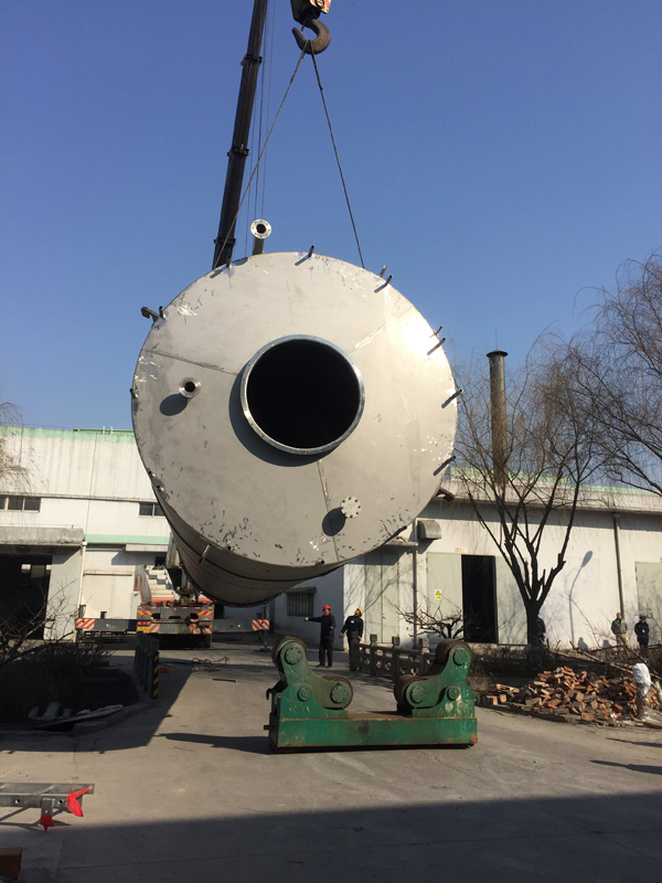 <b>不銹鋼、碳鋼制槽車(chē)、臥式立式貯罐、高位槽、計量罐。特殊規格可按用戶(hù)需求設計、制造。</b>