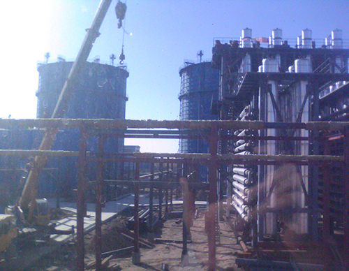 <b>我廠(chǎng)設計的甲酸鈉生產(chǎn)設備由造氣爐、蒸發(fā)器、中轉罐、反應罐等主要部件組成。該設備適用于年產(chǎn)1萬(wàn)噸-3萬(wàn)噸的企業(yè)。 適用于燃料、造紙、保險粉甲酸等行業(yè)。特殊規格可按用戶(hù)需求</b>